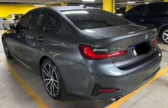 BMW-320i-2021