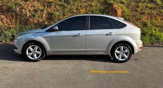 FORD-FOCUS-2010