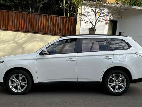 MITSUBISHI-OUTLANDER-2.0 16V GASOLINA 4P AUTOMÁTICO MITSUBISHI-OUTLANDER-2014
