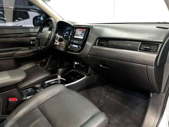 MITSUBISHI-OUTLANDER-3.0 GT 4X4 V6 24V GASOLINA 4P AUTOMÁTICO MITSUBISHI-OUTLANDER-2017