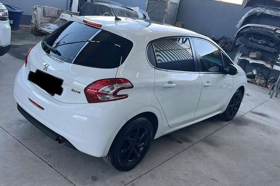 PEUGEOT-208-2015