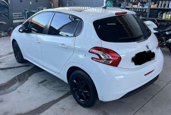 PEUGEOT-208-2015