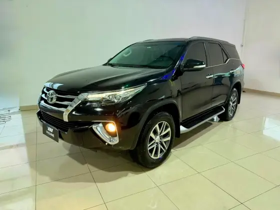 TOYOTA HILUX SW4 2.8 SRX 4X4 7 LUGARES 16V TURBO INTERCOOLER DIESEL 4P AUTOMÁTICO TOYOTA HILUX SW4 2.8 SRX 4X4 7 LUGARES 16V TURBO INTERCOOLER DIESEL 4P AUTOMÁTICO
