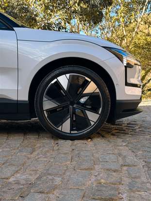 VOLVO-EX30-2024