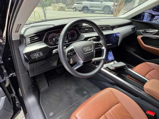 AUDI-E-TRON-2021