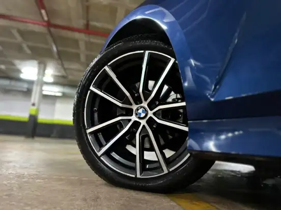 BMW-320i-2023