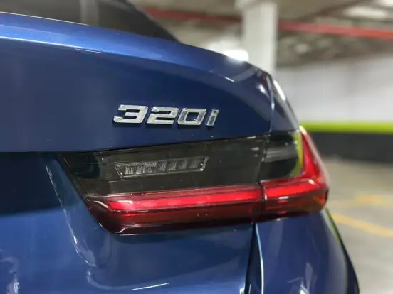 BMW-320i-2023