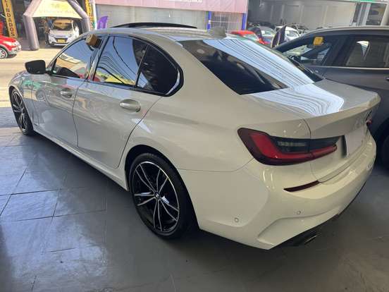BMW-320i-2022