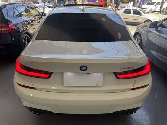 BMW-320i-2022