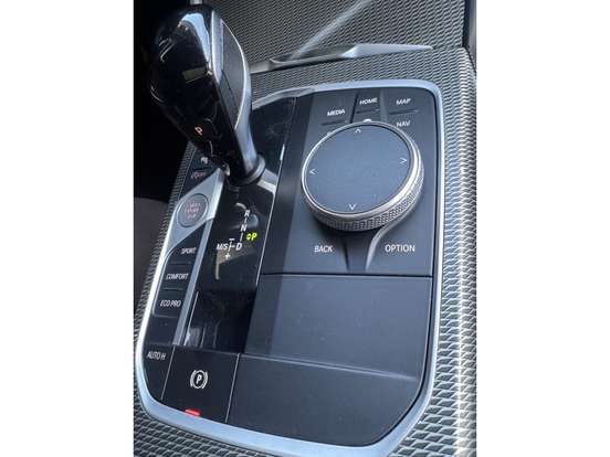 BMW-320i-2022