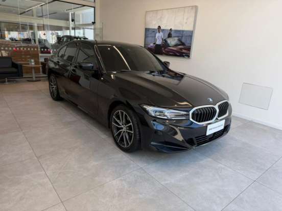 BMW-320i-2022