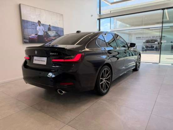 BMW-320i-2022