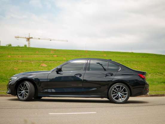 BMW-320i-2019