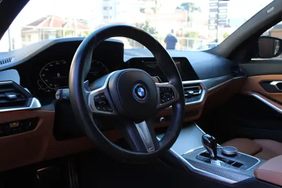 BMW-330e-2022