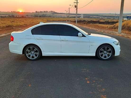 BMW-318i-2011