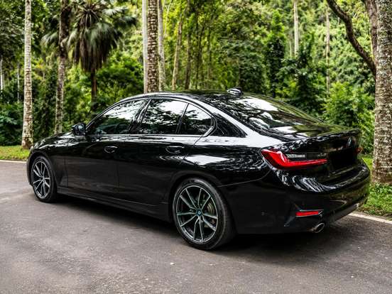 BMW-320i-2020