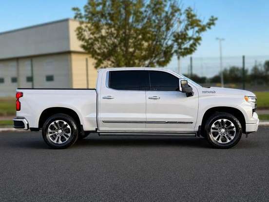CHEVROLET-SILVERADO-5.3 V8 GASOLINA 1500 HIGH COUNTRY 4X4 AUTOMÁTICO CHEVROLET-SILVERADO-2023