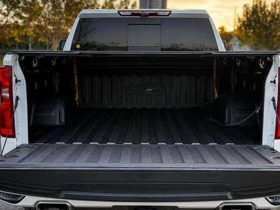 CHEVROLET-SILVERADO-5.3 V8 GASOLINA 1500 HIGH COUNTRY 4X4 AUTOMÁTICO CHEVROLET-SILVERADO-2023
