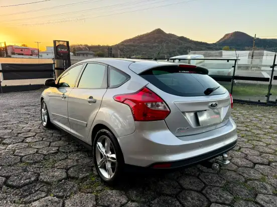 FORD-FOCUS-2.0 SE 16V FLEX 4P POWERSHIFT FORD-FOCUS-2013