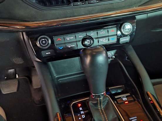 JEEP-COMMANDER-2.0 TD380 TURBO DIESEL LIMITED AT9 JEEP-COMMANDER-2022