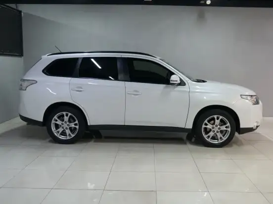MITSUBISHI-OUTLANDER-2.0 16V GASOLINA 4P AUTOMÁTICO MITSUBISHI-OUTLANDER-2014