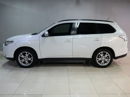 MITSUBISHI-OUTLANDER-2.0 16V GASOLINA 4P AUTOMÁTICO MITSUBISHI-OUTLANDER-2014