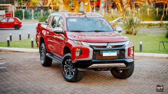 MITSUBISHI L200 TRITON 2.4 16V TURBO DIESEL SPORT HPE-S CD 4P 4X4 AUTOMÁTICO