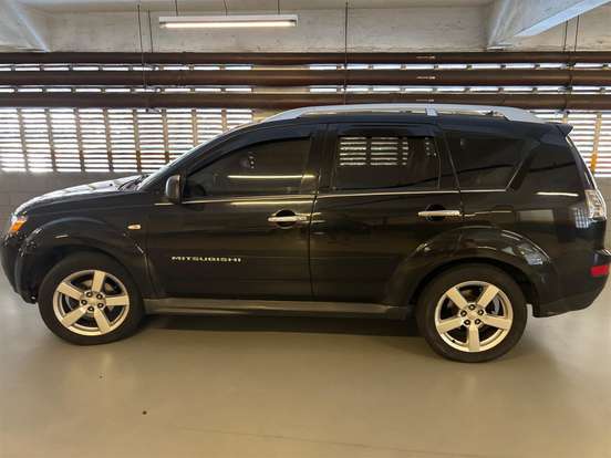 MITSUBISHI-OUTLANDER-2009