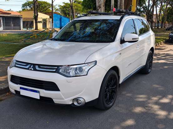 MITSUBISHI-OUTLANDER-3.0 GT 4X4 V6 24V GASOLINA 4P AUTOMÁTICO MITSUBISHI-OUTLANDER-2014