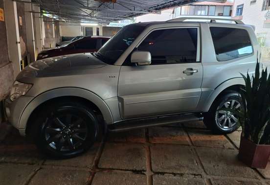 MITSUBISHI-PAJERO-2010