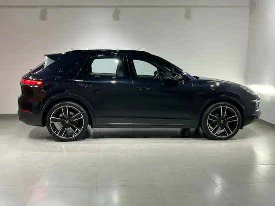 PORSCHE-CAYENNE-2021