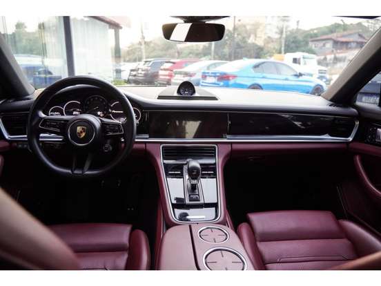 PORSCHE-PANAMERA-2023