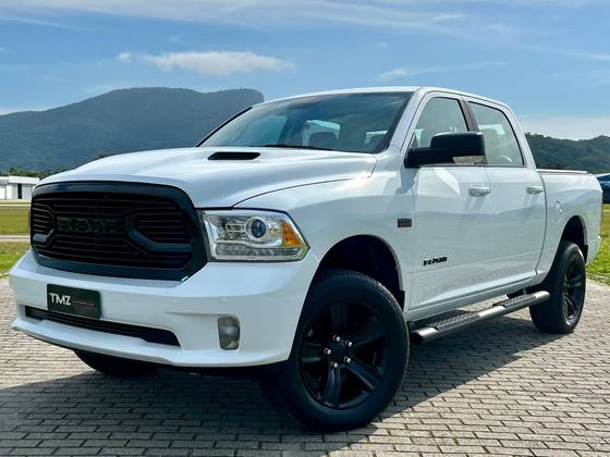 RAM CLASSIC 5.7 V8 GASOLINA LARAMIE NIGHT EDITION CD 4X4 AUTOMÁTICO