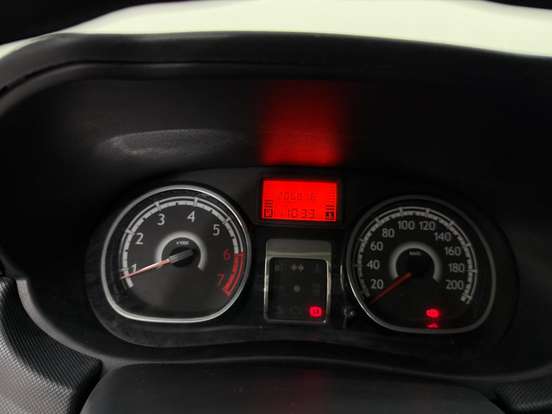 RENAULT-SANDERO-2012