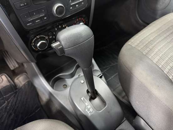 RENAULT-SANDERO-2012