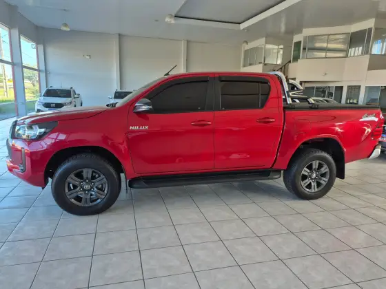 TOYOTA HILUX 2.8 D-4D TURBO DIESEL CD SR 4X4 AUTOMÁTICO