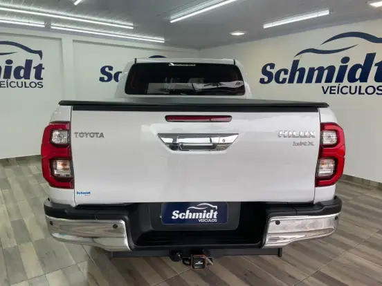 TOYOTA-HILUX-2022