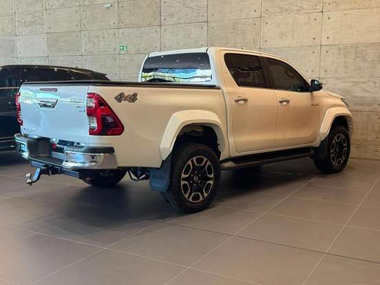 TOYOTA-HILUX-2023