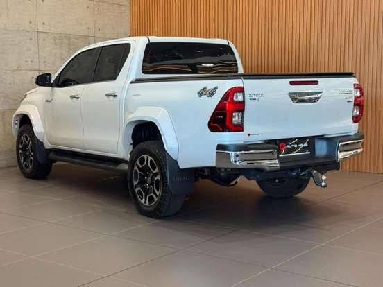 TOYOTA-HILUX-2023