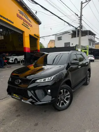 TOYOTA HILUX SW4 2.8 D-4D TURBO DIESEL DIAMOND 7L 4X4 AUTOMÁTICO