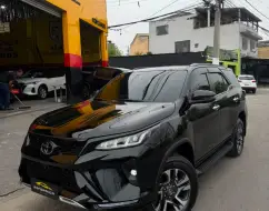 TOYOTA HILUX SW4 2.8 D-4D TURBO DIESEL DIAMOND 7L 4X4 AUTOMÁTICO TOYOTA HILUX SW4 2.8 D-4D TURBO DIESEL DIAMOND 7L 4X4 AUTOMÁTICO