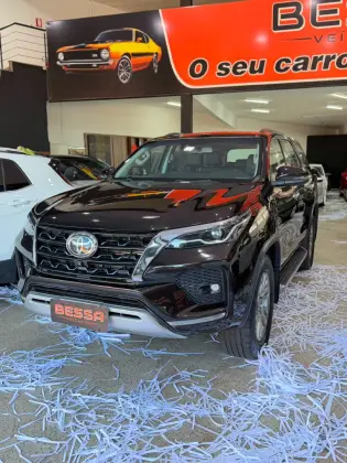 TOYOTA HILUX SW4 2.8 D-4D TURBO DIESEL SRX 4X4 AUTOMÁTICO