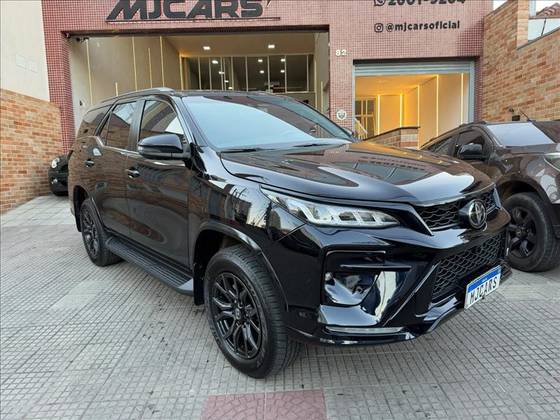 TOYOTA HILUX SW4 2.8 D-4D TURBO DIESEL GR-S 7L 4X4 AUTOMÁTICO