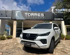 TOYOTA HILUX SW4 2.8 D-4D TURBO DIESEL SRX 7L 4X4 AUTOMÁTICO TOYOTA HILUX SW4 2.8 D-4D TURBO DIESEL SRX 7L 4X4 AUTOMÁTICO
