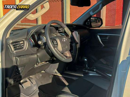 TOYOTA-HILUX SW4-2.8 D-4D TURBO DIESEL SRX PLATINUM 7L 4X4 AUTOMÁTICO TOYOTA-HILUX SW4-2023