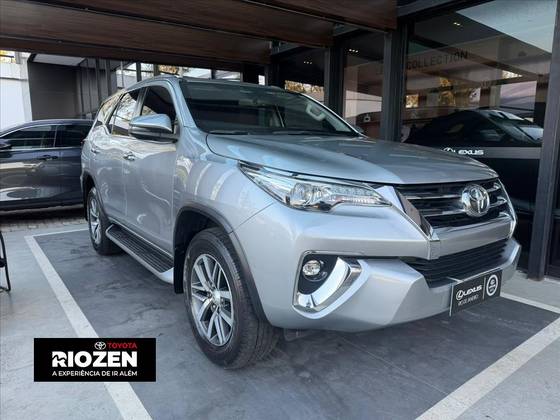 TOYOTA HILUX SW4 2.8 SRX 4X4 7 LUGARES 16V TURBO INTERCOOLER DIESEL 4P AUTOMÁTICO