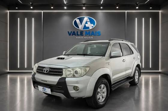 TOYOTA HILUX SW4 3.0 SRV 4X4 7 LUGARES 16V TURBO INTERCOOLER DIESEL 4P AUTOMÁTICO