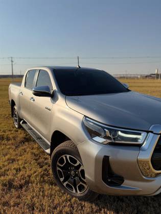 TOYOTA HILUX 2.8 D-4D TURBO DIESEL CD SR 4X4 AUTOMÁTICO