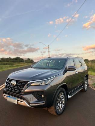 TOYOTA HILUX SW4 2.8 D-4D TURBO DIESEL SRX 7L 4X4 AUTOMÁTICO