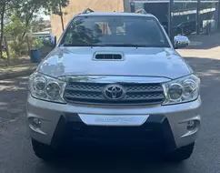 TOYOTA HILUX SW4 3.0 SRV 4X4 7 LUGARES 16V TURBO INTERCOOLER DIESEL 4P AUTOMÁTICO TOYOTA HILUX SW4 3.0 SRV 4X4 7 LUGARES 16V TURBO INTERCOOLER DIESEL 4P AUTOMÁTICO